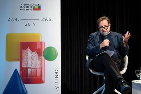 Georges Delnon, Intendant der Staatsoper Hamburg und des Philharmonischen Staatsorchesters Hamburg - Portrait Porträt;Pressekonferenz Elbphilharmonie Elphi zu Internationales Musikfest Hamburg 2019 in Kooperation mit Hamburgerische Staatsoper Hamburg, Hamburg Hamburg Deutschland Kaistudio 1 der Elbphilharmonie