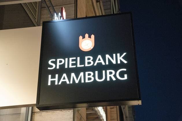Spielbank Hamburg Spielcasino auf der Hamburger Reeperbahn in Hamburg;Eröffnungsfeier Santa Pauli 2018 - Hamburgs geilster Weihnachtsmarkt auf der Reeperbahn - Spielbudenplatz Hamburg, Hamburg Hamburg Deutschland Spielbudenplatz