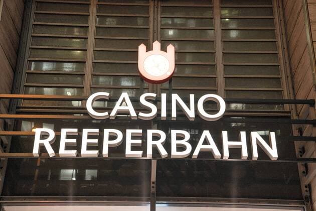 Spielbank Hamburg Spielcasino auf der Hamburger Reeperbahn in Hamburg;Eröffnungsfeier Santa Pauli 2018 - Hamburgs geilster Weihnachtsmarkt auf der Reeperbahn - Spielbudenplatz Hamburg, Hamburg Hamburg Deutschland Spielbudenplatz