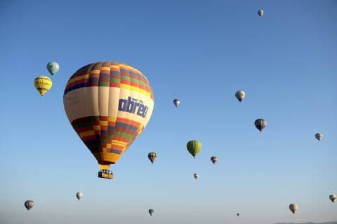 Türkei, Kappadokien, Göreme, Heißluftballons am Himmel