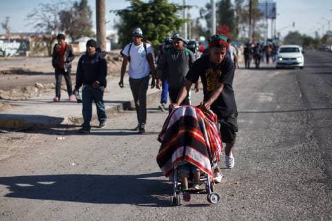 People part of the migrant caravan continue their journey, through the northern city of Mexicali, bound for the Tijuana border, Mexico, 20 November 2018. The migrant caravan that tries to regroup in the border city of Tijuana has triggered a humanitarian crisis whose proportions are still unknown while Central Americans doubt what to do after weeks of pilgrimage. The humanitarian crisis of migrants takes on unknown proportions !ACHTUNG: NUR REDAKTIONELLE NUTZUNG!  Copyright: xMaríaxdexlaxLuzxAscenciox AME7805 20181120-636783408260778733