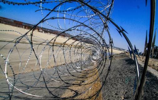 A general view of wires from Tijuana, Mexico, 20 November 2018. The people who joined the migrant caravan try to gather in Tijuana in order to cross to the United States, which has sparked a humanitarian crisis of unknown proportions. Central American humanitarian crisis reaches unknown proportions !ACHTUNG: NUR REDAKTIONELLE NUTZUNG!  Copyright: xJoebethxTerriquezx AME8050 20181121-636783587544676973