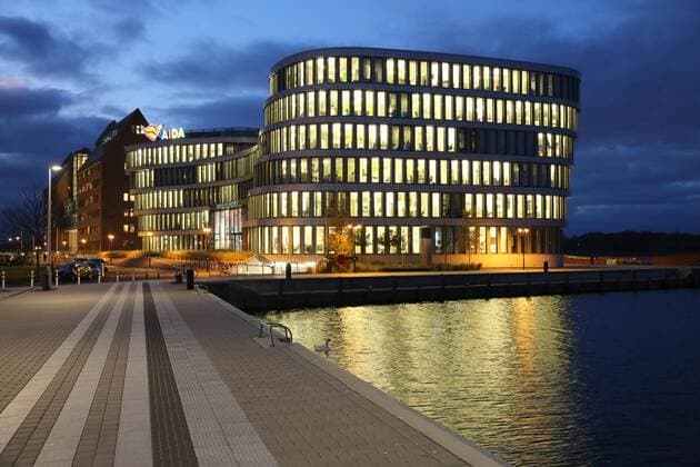 Blick am Dienstag (20.11.2018) auf das Gebäude von AIDA Cruises in der Hansestadt Rostock. Das Unternehmen ist derzeit Marktführer bei Kreuzfahrtreisen in Deutschland und größter Arbeitgeber im Land Mecklenburg Vorpommern. Es setzt auf Qualität, Innovationen und Investitionen in der Kreuzfahrtbranche. Das hat dazu geführt, dass immer mehr Deutsche ihren Urlaub auf den Schiffen der AIDA Flotte verbringen.
