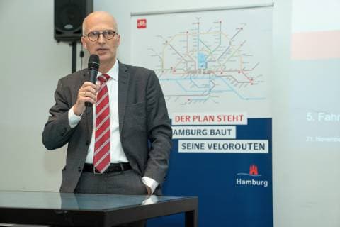 Dr. Peter Tschentscher, Erster Bürgermeister - Der Plan steht - Hamburg baut seine Velorouten - Portrait Porträt;Fahrradwerkstatt mit dem Ersten Bürgermeister Dr. Peter Tschentscher - Pressetermin zu Stand und Ergebnissen der Radverkehrsförderung in den, Hamburg Hamburg Deutschland Energiebunker Wilhelmsburg