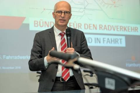 Dr. Peter Tschentscher, Erster Bürgermeister - Der Plan steht - Hamburg baut seine Velorouten - Portrait Porträt;Fahrradwerkstatt mit dem Ersten Bürgermeister Dr. Peter Tschentscher - Pressetermin zu Stand und Ergebnissen der Radverkehrsförderung in den, Hamburg Hamburg Deutschland Energiebunker Wilhelmsburg