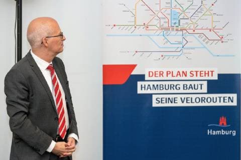 Dr. Peter Tschentscher, Erster Bürgermeister - Der Plan steht - Hamburg baut seine Velorouten - Portrait Porträt;Fahrradwerkstatt mit dem Ersten Bürgermeister Dr. Peter Tschentscher - Pressetermin zu Stand und Ergebnissen der Radverkehrsförderung in den, Hamburg Hamburg Deutschland Energiebunker Wilhelmsburg