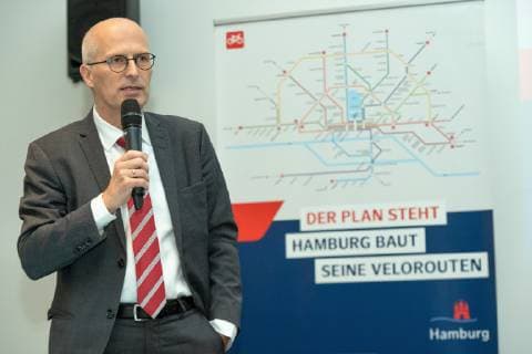 Dr. Peter Tschentscher, Erster Bürgermeister - Der Plan steht - Hamburg baut seine Velorouten - Portrait Porträt;Fahrradwerkstatt mit dem Ersten Bürgermeister Dr. Peter Tschentscher - Pressetermin zu Stand und Ergebnissen der Radverkehrsförderung in den, Hamburg Hamburg Deutschland Energiebunker Wilhelmsburg