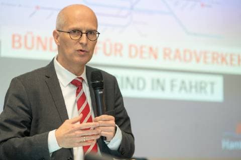 Dr. Peter Tschentscher, Erster Bürgermeister - Der Plan steht - Hamburg baut seine Velorouten - Portrait Porträt;Fahrradwerkstatt mit dem Ersten Bürgermeister Dr. Peter Tschentscher - Pressetermin zu Stand und Ergebnissen der Radverkehrsförderung in den, Hamburg Hamburg Deutschland Energiebunker Wilhelmsburg