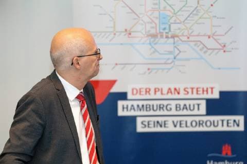 Dr. Peter Tschentscher, Erster Bürgermeister - Der Plan steht - Hamburg baut seine Velorouten - Portrait Porträt;Fahrradwerkstatt mit dem Ersten Bürgermeister Dr. Peter Tschentscher - Pressetermin zu Stand und Ergebnissen der Radverkehrsförderung in den, Hamburg Hamburg Deutschland Energiebunker Wilhelmsburg
