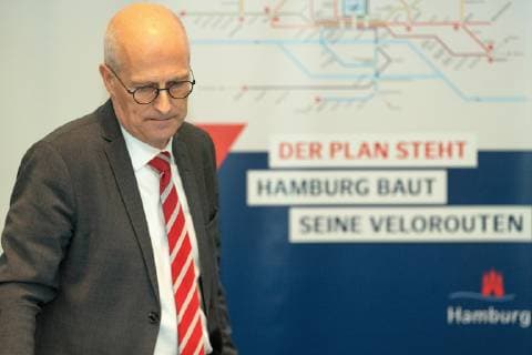 Dr. Peter Tschentscher, Erster Bürgermeister - Der Plan steht - Hamburg baut seine Velorouten - Portrait Porträt;Fahrradwerkstatt mit dem Ersten Bürgermeister Dr. Peter Tschentscher - Pressetermin zu Stand und Ergebnissen der Radverkehrsförderung in den, Hamburg Hamburg Deutschland Energiebunker Wilhelmsburg