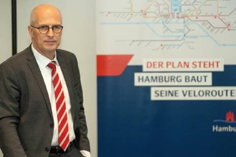 Dr. Peter Tschentscher, Erster Bürgermeister - Der Plan steht - Hamburg baut seine Velorouten - Portrait Porträt;Fahrradwerkstatt mit dem Ersten Bürgermeister Dr. Peter Tschentscher - Pressetermin zu Stand und Ergebnissen der Radverkehrsförderung in den, Hamburg Hamburg Deutschland Energiebunker Wilhelmsburg