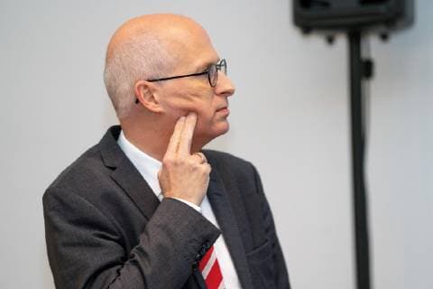 Dr. Peter Tschentscher, Erster Bürgermeister - Der Plan steht - Hamburg baut seine Velorouten - Portrait Porträt;Fahrradwerkstatt mit dem Ersten Bürgermeister Dr. Peter Tschentscher - Pressetermin zu Stand und Ergebnissen der Radverkehrsförderung in den, Hamburg Hamburg Deutschland Energiebunker Wilhelmsburg