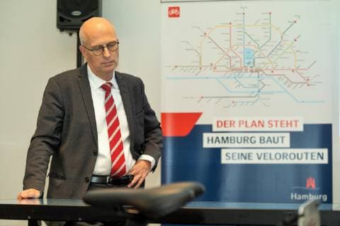 Dr. Peter Tschentscher, Erster Bürgermeister - Der Plan steht - Hamburg baut seine Velorouten - Portrait Porträt;Fahrradwerkstatt mit dem Ersten Bürgermeister Dr. Peter Tschentscher - Pressetermin zu Stand und Ergebnissen der Radverkehrsförderung in den, Hamburg Hamburg Deutschland Energiebunker Wilhelmsburg