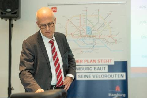 Dr. Peter Tschentscher, Erster Bürgermeister - Der Plan steht - Hamburg baut seine Velorouten - Portrait Porträt;Fahrradwerkstatt mit dem Ersten Bürgermeister Dr. Peter Tschentscher - Pressetermin zu Stand und Ergebnissen der Radverkehrsförderung in den, Hamburg Hamburg Deutschland Energiebunker Wilhelmsburg