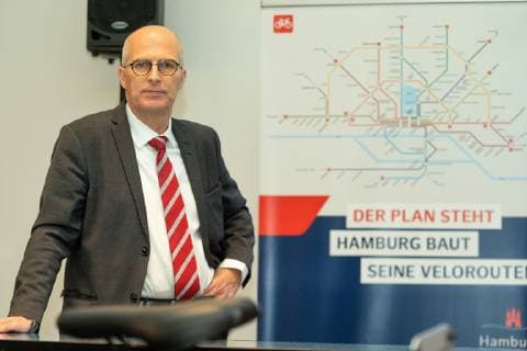 Dr. Peter Tschentscher, Erster Bürgermeister - Der Plan steht - Hamburg baut seine Velorouten - Portrait Porträt;Fahrradwerkstatt mit dem Ersten Bürgermeister Dr. Peter Tschentscher - Pressetermin zu Stand und Ergebnissen der Radverkehrsförderung in den, Hamburg Hamburg Deutschland Energiebunker Wilhelmsburg