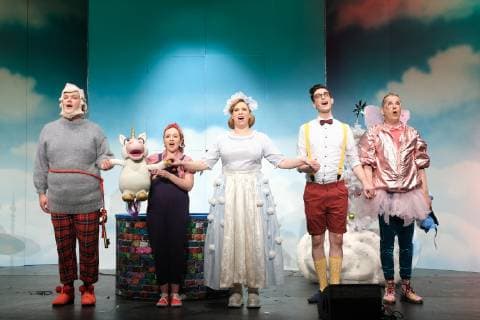 Hamburg Kai Niewandt als Sandmann, Alexandra Kurzeja als Goldmarie und Ute Geske als Frau Holle, Torben Padanyi als Pechmarius sowie Christian Berg als männliche Fee in Frau Holle - Bettenmachen mit Musik Weihachtsmärchen in der Komödie Winterhuder Fährhaus Hamburg am 21.11.2018