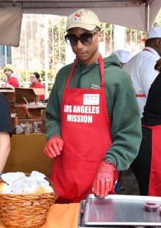 Entertainment Bilder der Woche KW47 Entertainment Bilder des Tages 21 November 2018 - Los Angeles, California - Pharrell Williams. 2018 LA Mission Thanksgiving held at LA Mission. Photo Credit: Birdie Thompson AdMedia 232620 2018-11-21 CA Los Angeles Etats-Unis  Copyright: xAdMediax STAR_232620_375