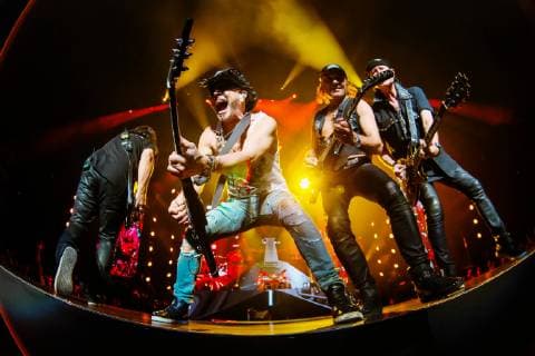Entertainment Bilder der Woche KW47 Entertainment Bilder des Tages Members of German rock band Scorpions perform during the Crazy World Tour concert in Shanghai, China, 21 November 2018. *** Local Caption *** Scorpions rock up Crazy World Tour concert in Shanghai  pbu900640_16