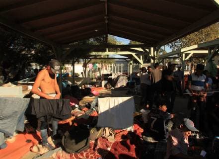 Members of the migrant caravan of Central America rest in a shelter in Tijuana, Baja California, Mexico, on 21 November 2018. Some 225 migrants of Central America received formal job offers in Tijuana, border with USA acording with the Ministry of Labor of Mexico. Some 225 migrants have job offers in the border between Mexico and USA !ACHTUNG: NUR REDAKTIONELLE NUTZUNG!  Copyright: xJoebethxTerriquezx AME8784 20181122-636784591746103239