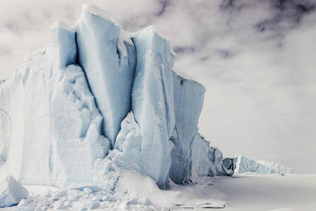 Eisberg vom gefrorenen Fjord aus gesehen, Baffin Island, Davis Straight Coast, Nunavut, Kanada, Nordamerika Copyright: imageBROKER/RussellxMillner iblrmi04782903.jpg