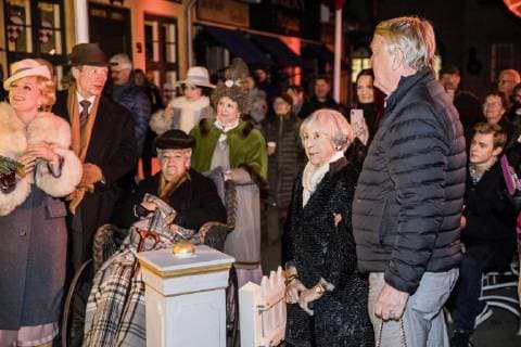 Lise Noergaard taender julelysene i Korsbaek torsdag den 22. november 2018. Korsbaek paa Bakken er blevet pyntet smukt og nostalgisk op med julelys, juletraeer og pynt. Julepynten i Algade og i Korsbaeks stuer er specielt udvalgt efter 1930 ernes julepynt i Danmark og med inspiration fra Lise Noergaards fortaellinger om hendes families juletraditioner fra tiden. For foerste gang i Bakkens 435 aar lange historie byder verdens aeldste forlystelsespark velkommen i juletiden. , Klampenborg Denmark  Copyright: NikolaixLinares NikolaixLinaresx COP102 spdk20181122-191422-L