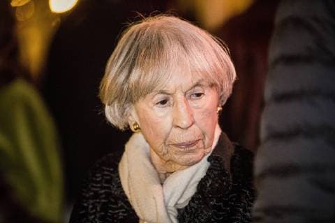 Lise Noergaard taender julelysene i Korsbaek torsdag den 22. november 2018. Korsbaek paa Bakken er blevet pyntet smukt og nostalgisk op med julelys, juletraeer og pynt. Julepynten i Algade og i Korsbaeks stuer er specielt udvalgt efter 1930 ernes julepynt i Danmark og med inspiration fra Lise Noergaards fortaellinger om hendes families juletraditioner fra tiden. For foerste gang i Bakkens 435 aar lange historie byder verdens aeldste forlystelsespark velkommen i juletiden. , Klampenborg Denmark  Copyright: NikolaixLinares NikolaixLinaresx COP102 spdk20181122-191504-L