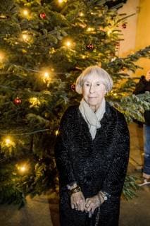 Lise Noergaard taender julelysene i Korsbaek torsdag den 22. november 2018. Korsbaek paa Bakken er blevet pyntet smukt og nostalgisk op med julelys, juletraeer og pynt. Julepynten i Algade og i Korsbaeks stuer er specielt udvalgt efter 1930 ernes julepynt i Danmark og med inspiration fra Lise Noergaards fortaellinger om hendes families juletraditioner fra tiden. For foerste gang i Bakkens 435 aar lange historie byder verdens aeldste forlystelsespark velkommen i juletiden. , Klampenborg Denmark  Copyright: NikolaixLinares NikolaixLinaresx COP102 spdk20181122-191857-L