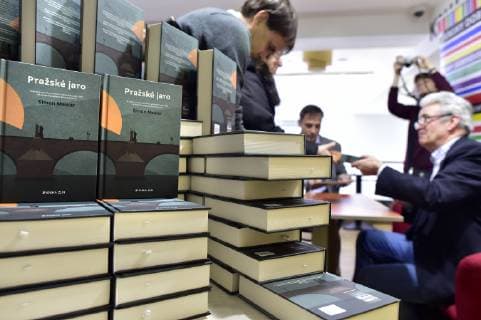 Author Simon Mawer presents his book about Czechoslovak history, development of democracy and Prague Spring in Vaclav Havel Library, Prague, Czech Republic, on Thursday, November 22, 2018. (CTKxPhoto RomanxVondrous) CTKPhotoP201811220818801  vnd 4
