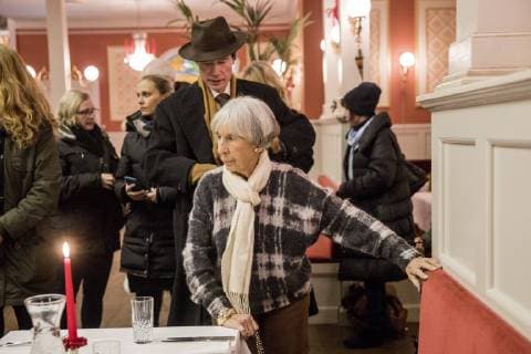 Lise Noergaard hjaelpes af med overtoejet i Korsbaek paa Bakken torsdag den 22. november 2018. Julepynten i Algade og i Korsbaeks stuer er specielt udvalgt efter 1930 ernes julepynt i Danmark og med inspiration fra Lise Noergaards fortaellinger om hendes families juletraditioner fra tiden. For foerste gang i Bakkens 435 aar lange historie byder verdens aeldste forlystelsespark velkommen i juletiden. , Klampenborg Denmark  Copyright: NikolaixLinares NikolaixLinaresx COP102 spdk20181122-192436-L