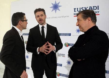 Scottish chef Jock Zonfrillo talks to director of the Basque Culinary Center Joxe Mari Aizega (L), and Spanish chef Joan Roca (R) before receiving the Basque Culinary World Prize, at the Victoria Eugenia Theater, in San Sebastian, Spain, 22 November 2018. Scottish chef Jock Zonfrillo wins the Basque Culinarary World Prize !ACHTUNG: NUR REDAKTIONELLE NUTZUNG!  Copyright: xGorkaxEstradax GRAF4239 20181122-636785278042105010