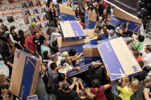 News Themen der Woche KW47 News Bilder des Tages Dozens buy televisions at a supermarket, in Sao Paulo, Brazil, 22 November 2018, during a Black Friday discounts campaign. The 91 per cent of Brazilians expressed they will try to make some purchases today. The Black Friday in Sao Paulo !ACHTUNG: NUR REDAKTIONELLE NUTZUNG!  Copyright: xSebastiaoxMoreirax AME9095 20181123-636785309989602538