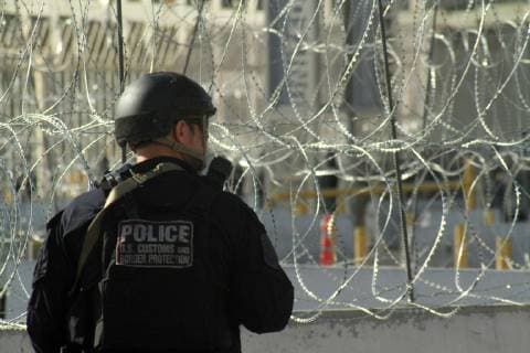 November 22, 2018 - EUM20181122NAC10.JPG.TIJUANA, BC.- Migrantes Migrants Caravana.- 22 de noviembre de 2018.- Elementos de la patrulla fronteriza y militar de Estados Unidos, realizaron este jueves un simulacro antiinmigrante en la garita internacional de San Ysidro, la cual cerro por varios minutos. Foto: Agencia EL UNIVERSAL RCC.  - ZUMAu78_ 20181122_zaf_u78_054 Copyright: xJoebethxTerriquezx