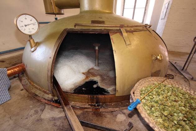 Braukessel mit Maische und Hopfen in einer historischen Brauerei im fränkischen Freiluftmuseum in Bad Windsheim, Mittelfranken, Franken, Bayern, Deutschland.