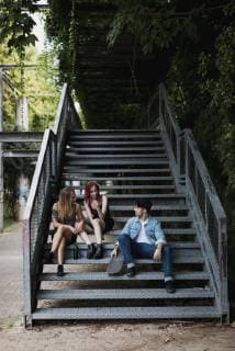 IMAGO Creative: Sommer, Sommertage im Stadtpark Friends with skateboard relaxing on stairs outdoors model released Symbolfoto  MAUF01683