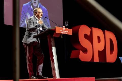 DEU; Deutschland, Sindelfingen, 24.11.2018: Andreas Stoch ist der neue Vorsitzende der SPD in Baden-Württemberg. Der Landtagsfraktionschef gewann beim Parteitag in Sindelfingen bei Stuttgart eine Kampfabstimmung gegen den Bundestagsabgeordneten Lars C a s t e l l u c c i . Leni B r e y m a i e r hatte nicht mehr kandidiert. *** DEU Deutschland Sindelfingen 24 11 2018 Andreas Stoch is the new chairman of the SPD in Baden Württemberg At the party conference in Sindelfingen near Stuttgart, the head of the state parliamentary group won a vote against Bundestag member Lars C a s t e l l u c i Leni B r e y m a i e r had not run for office any more