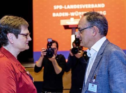 DEU; Deutschland, Sindelfingen, 24.11.2018: Andreas Stoch ist der neue Vorsitzende der SPD in Baden-Württemberg. Der Landtagsfraktionschef gewann beim Parteitag in Sindelfingen bei Stuttgart eine Kampfabstimmung gegen den Bundestagsabgeordneten Lars C a s t e l l u c c i . Vorgängerin Leni Breymaier (links) hatte auf eine Wiederwahl verzichtet. *** DEU Deutschland Sindelfingen 24 11 2018 Andreas Stoch is the new chairman of the SPD in Baden Württemberg At the party convention in Sindelfingen near Stuttgart, the head of the state parliamentary group won a vote against Bundestag member Lars C a s t e l u c i predecessor Leni Breymaier left had renounced re-election