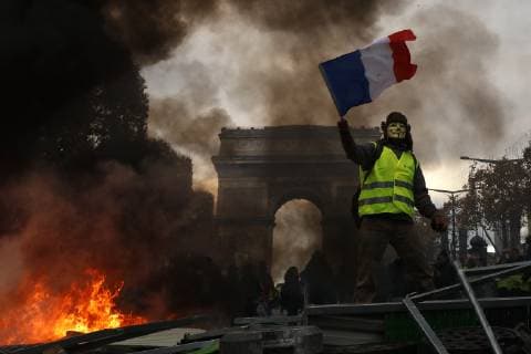 News Themen der Woche KW47 News Bilder des Tages Frankreich, Ausschreitungen auf der Champs-Elysees in Paris November 24, 2018 - Paris, Ile-de-France, France - Yellow vests (Gilets jaunes) protestors shout slogans as material burns during a protest against rising oil prices and living costs near the Arc of Triomphe on the Champs Elysees in Paris, on November 24, 2018. .Police fired tear gas and water cannon on November 24 in central Paris against yellow vest protesters demanding French President Emmanuel Macron roll back tax hikes on motor fuel. ( Nurphoto) Paris France  - ZUMAn230 20181124_zaa_n230_495 Copyright: xMehdixTaamallahx
