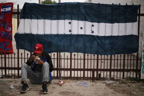 Mexiko, Flüchtlingslager in Tijuana Groups of people rest in the city of Tijuana, Mexico, 24 November 2018. The Government of the President of the United States Donald Trump and the team of the future president of Mexico Andres Manuel Lopez Obrador have reached an agreement so that migrants who want to request asylum remain south of the border for the duration of the process, reported today the Washington Post. Trump and Lopez Obrador reach an agreement on migration, according to media !ACHTUNG: NUR REDAKTIONELLE NUTZUNG!  Copyright: xDavidxGuzmánx AME9883 20181124-636786947181109100