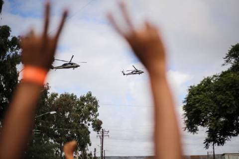 Mexiko, Flüchtlingslager in Tijuana Several people greet the United States border guard, from the city of Tijuana, Mexico, 24 November 2018. The Government of the President of the United States Donald Trump and the team of the future president of Mexico Andres Manuel Lopez Obrador have reached an agreement so that migrants who want to request asylum remain south of the border for the duration of the process, reported today the Washington Post. Trump and Lopez Obrador reach an agreement on migration, according to media !ACHTUNG: NUR REDAKTIONELLE NUTZUNG!  Copyright: xDavidxGuzmánx AME9877 20181124-636786947223303213