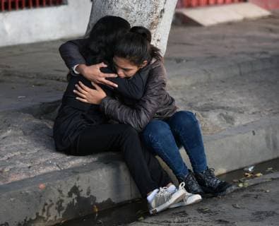 Mexiko, Flüchtlingslager in Tijuana November 24, 2018 - Tijuana, Mexico - ANA JOAQUINA from Honduras weeps as she says her husband went missing from the camp. Migrant caravan camp Centro Deportivo Benito Juarez grows on November 24, 2018. NELSI PERALTA, 7 years old from Honduras uses a nebulizer. Ministerios Nazarenos de Compasion, a church group from Mexico set up medical tents with Brigadas Medicas Nazarenas, medics and volunteers to help as many have fallen ill especially with respiratory issues. Central Americans wait in hopes of crossing the border to America. They prepare signs and flags for march to border tomorrow at dawn. Tijuana Mexico - ZUMAg208 20181124_zap_g208_028 Copyright: xCarolxGuzyx