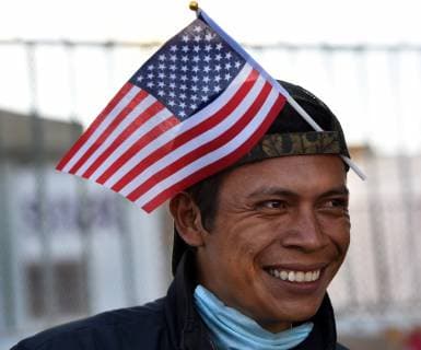 Mexiko, Flüchtlingslager in Tijuana November 24, 2018 - Tijuana, Mexico - ANGEL LOPEX from Honduras wears an American flag. Migrant caravan camp Centro Deportivo Benito Juarez grows on November 24, 2018. Ministerios Nazarenos de Compasion, a church group from Mexico set up medical tents with Brigadas Medicas Nazarenas, medics and volunteers to help as many have fallen ill especially with respiratory issues. Central Americans wait in hopes of crossing the border to America. They prepare signs and flags for march to border tomorrow at dawn. Tijuana Mexico - ZUMAg208 20181124_zap_g208_017 Copyright: xCarolxGuzyx