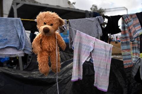 News Bilder des Tages Mexiko, Flüchtlingslager in Tijuana November 24, 2018 - Tijuana, Mexico - Teddy bear hangs with rest of laundry. Migrant caravan camp Centro Deportivo Benito Juarez grows on November 24, 2018. Ministerios Nazarenos de Compasion, a church group from Mexico set up medical tents with Brigadas Medicas Nazarenas, medics and volunteers to help as many have fallen ill especially with respiratory issues. Central Americans wait in hopes of crossing the border to America. They prepare signs and flags for march to border tomorrow at dawn. Tijuana Mexico - ZUMAg208 20181124_zap_g208_012 Copyright: xCarolxGuzyx