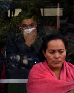 Mexiko, Flüchtlingslager in Tijuana November 24, 2018 - Tijuana, Mexico - Migrant caravan camp Centro Deportivo Benito Juarez grows on November 24, 2018. Camp workers wear masks as protection from germs that spread in camp life. Ministerios Nazarenos de Compasion, a church group from Mexico set up medical tents with Brigadas Medicas Nazarenas, medics and volunteers to help as many have fallen ill especially with respiratory issues. Central Americans wait in hopes of crossing the border to America. They prepare signs and flags for march to border tomorrow at dawn. Tijuana Mexico - ZUMAg208 20181124_zap_g208_009 Copyright: xCarolxGuzyx