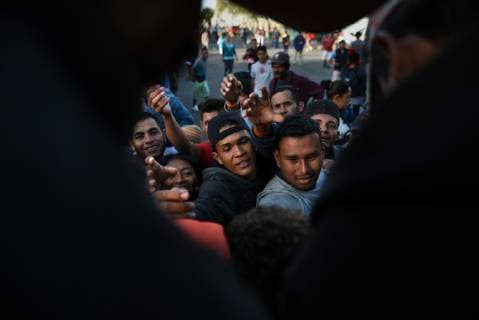 Mexiko, Flüchtlingslager in Tijuana November 24, 2018 - Tijuana, Mexico - Migrant caravan camp Centro Deportivo Benito Juarez grows on November 24, 2018. Migrants reach for water and other goods. Ministerios Nazarenos de Compasion, a church group from Mexico set up medical tents with Brigadas Medicas Nazarenas, medics and volunteers to help as many have fallen ill especially with respiratory issues. Central Americans wait in hopes of crossing the border to America. They prepare signs and flags for march to border tomorrow at dawn. Tijuana Mexico - ZUMAg208 20181124_zap_g208_013 Copyright: xCarolxGuzyx