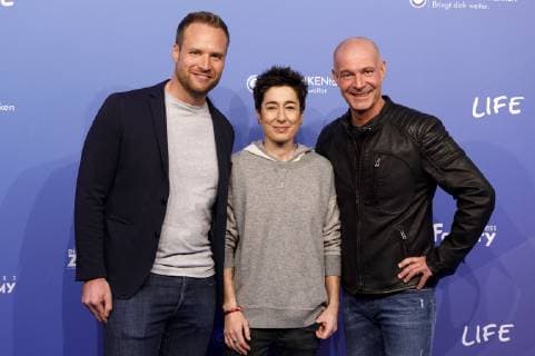 Alexander Müller, Dunja Hayali und Stefan Frädrich bei der Verleihung vom Meinungsmacher-Preis Die Blaue Zunge im Rahmen der Gedanken tanken Rednernacht in der Lanxess Arena. Köln, 24.11.2018
