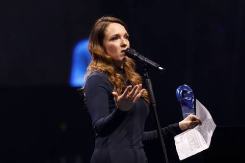 Carolin Kebekus bei der Verleihung vom Meinungsmacher-Preis Die Blaue Zunge im Rahmen der Gedanken tanken Rednernacht in der Lanxess Arena. Köln, 24.11.2018