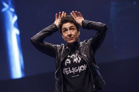 Dunja Hayali bei der Verleihung vom Meinungsmacher-Preis Die Blaue Zunge im Rahmen der Gedanken tanken Rednernacht in der Lanxess Arena. Köln, 24.11.2018