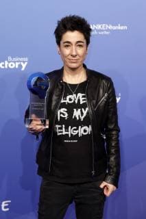 Dunja Hayali bei der Verleihung vom Meinungsmacher-Preis Die Blaue Zunge im Rahmen der Gedanken tanken Rednernacht in der Lanxess Arena. Köln, 24.11.2018