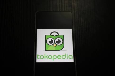November 25, 2018 - Jakarta, Capital of Jakarta, Indonesia - E-commerce Indonesian shopping online Tokopedia logo is seen on an Android mobile device with a wood table in the background. Jakarta Indonesia - ZUMAs197 20181125_zaa_s197_073 Copyright: xAdrianaxAdinandrax