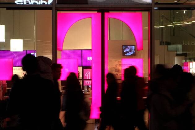 Telekom Filiale auf der Fußgängerzone Zeil am Abend in Frankfurt, Hessen, Deutschland